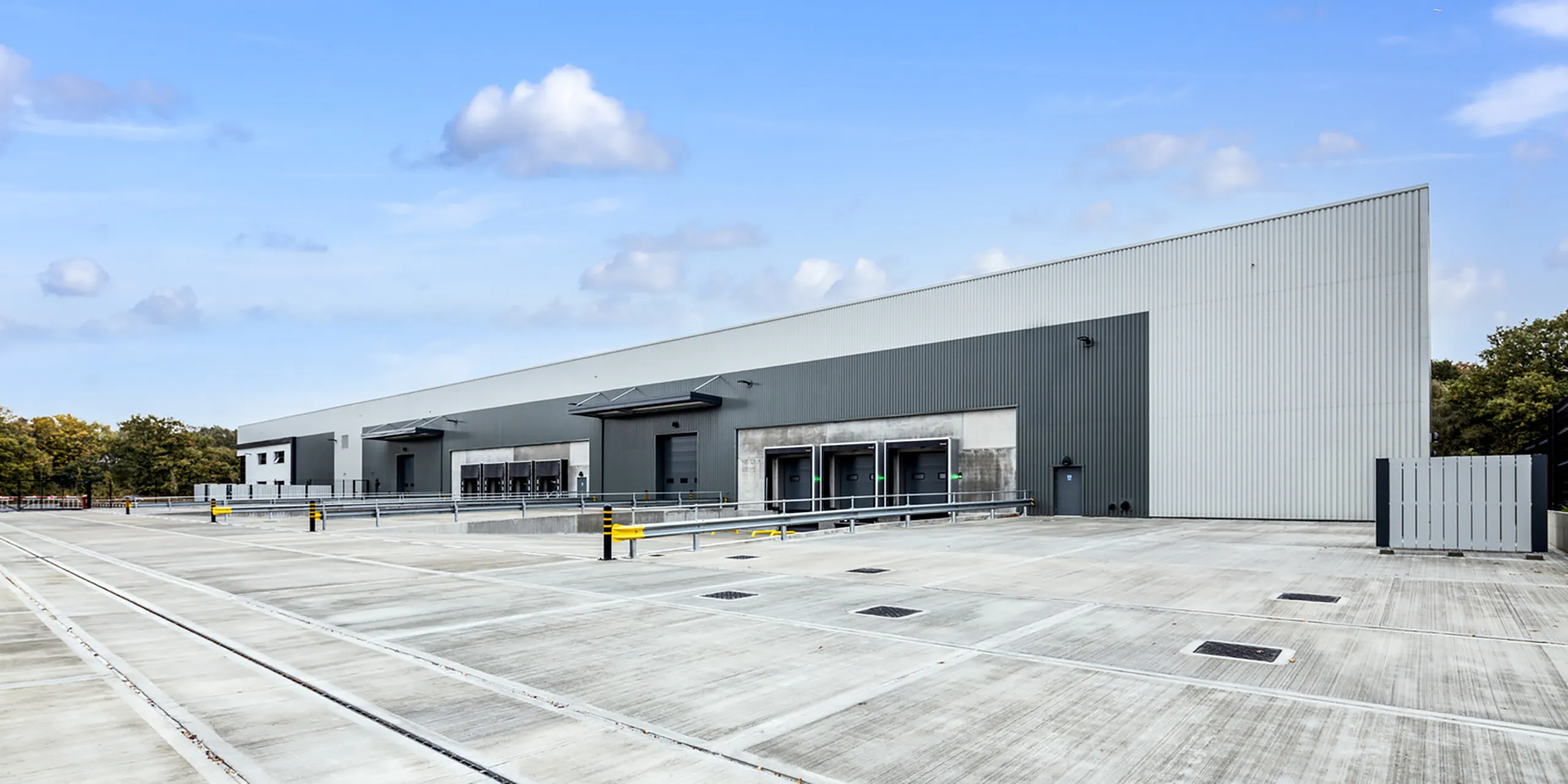 st-modwen-park-gatwick-loading-space-and-doors